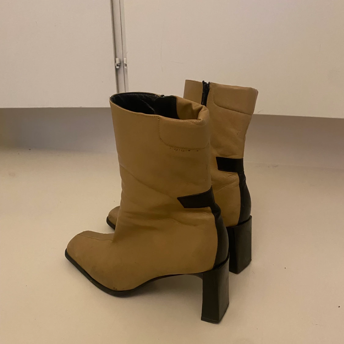 Beiga skinnstövlar med klack