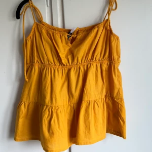 volang topp, strl S!!! - jättegullig topp från HM med volanger!! lagom använd, inga defekter! har älskat den men säljer för jag behöver pengar… kan diskutera priset!! skickar jättegärna fler bilder på förfrågan💖💖💖