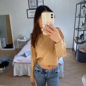 Beige stickad tröja h&m - Ribbad beige stickad tröja från h&m. Kan mötas upp eller frakta.