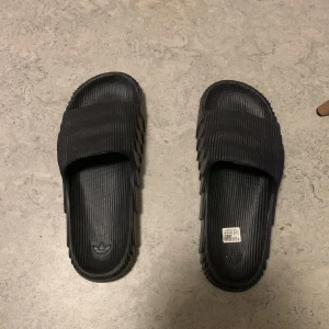 Adidas Adilette 22 Storlek 45 - Helt nya svarta adidas adilette 22, aldrig använda, säljs för att de inte riktigt passar mig storleken är 45 men den är inte ”True to size” den skulle passa mer till folk med strlk 41-43 