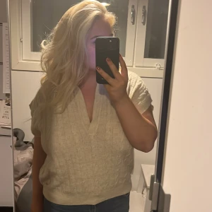 Stickad väst  - Beige vit stickad väst från Lindex. Använd fåtal ggr, strlk M. Säljer för får ingen användning