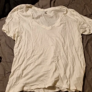 T-shirt  - En basic vit t-shirt från H&M. Den är v ringad och knappt använd. Väldigt bra skick.