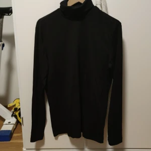 Svart Turtle neck M - Svart Turtle neck i M Ny skick