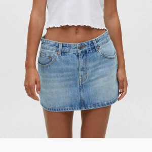 Lågmidjad kjol - Säljer denna lågmidjade kjol från pull and bear strl 34 med prislapp kvar då jag inte riktigt tyckte den satt som jag ville så helt oanvänd nypris 229