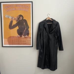 90’s vintage läderkappa  - Den perfekta läderkappan från sent 90-tal. Vintage och lite använd med väldigt bra skick. Lädret är rätt tunt och väldigt mjukt och fint. 