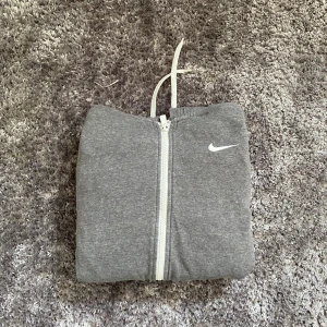 Nike zip Hoodie - Klassisk Nike Zip Hoodie Storlek M I använt skick, lite blekfläckar på ena armen För mer frågor så kontakta!