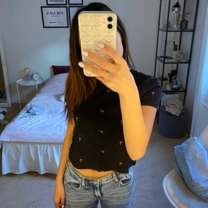 Blommig t-shirt H&M - Svart t-shirt från H&M med blommor på. Är i fint skick. Kan mötas upp eller frakta.