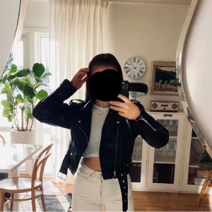 Snygg skinnjacka - !LÅNAD BILD! Skit snygg skinnjacka som tyvär inte passade mig. Skulle nog säga att den är mer en S än xs💋Perfekt till hösten!🙌🏼  Kan skickas eller mötas upp i Stockholm  