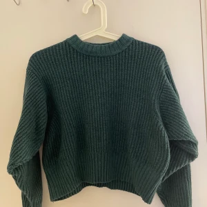 Stickad tröja  - En grön stickad tröja från Monki i storlek xs säljer för 50kr💓