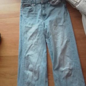 Jeans - Dom här jeansen från lager 157 har använts väldigt mycket men jag börjar växa ur dom. Dom är i super bra skick☺️