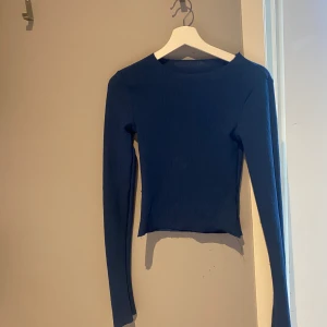 Tröja från Adsgn - Säljer min sparsamt använda tröja från Adsgn! Den är mörkblå och säljer då den ej kommer till användning. ☺️