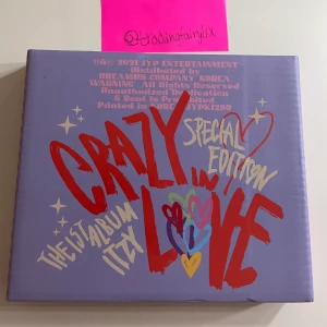 Itzy album - Itzy crazy in love special edition album. Innehåller cd, lyricsbok, fotobok och chaeryeong film strip. Säljer för 60kr+frakt! 
