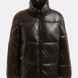 GUESS JACKA DAM - Plagget är nytt jag vill sälja den pga att den är för stor och ”puffig”. Den är äkta och inget är förstörd på den. Om ni vill ha fler bilder eller har frågor dma bara🫶🏼🫶🏼Priset kan diskuteras, köparen står för frakt💕