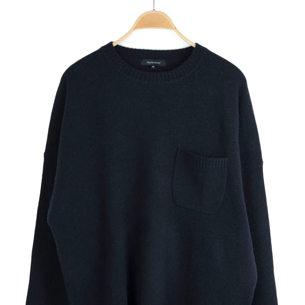 Nypris: 1300  Säljer min merinoull tröja från Paul and friends i mörkgrå, sitter boxy och allmänt asbra, i modellen ”shanley”. Tröjor & Koftor.