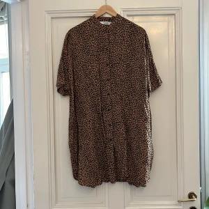 Skjortklänning  - Skjortklänning i leopardprint från &other stories. I fint skick. Knälång, oversize. 
