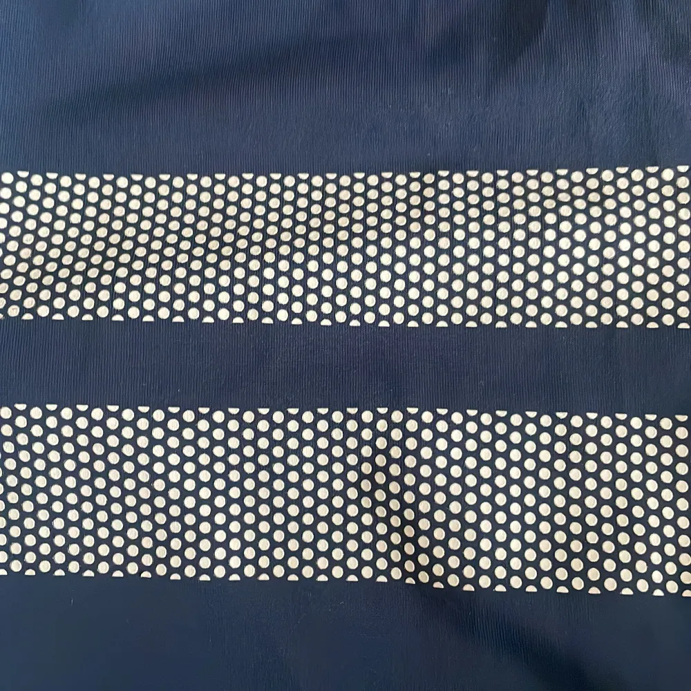 Mörkblå stronger tajts ser exat ut som på bilden fast med vita prickar storlek XS inprincip helt oanvända. Skriv för fler bilder💕 frakt ingår ej. Jeans & Byxor.