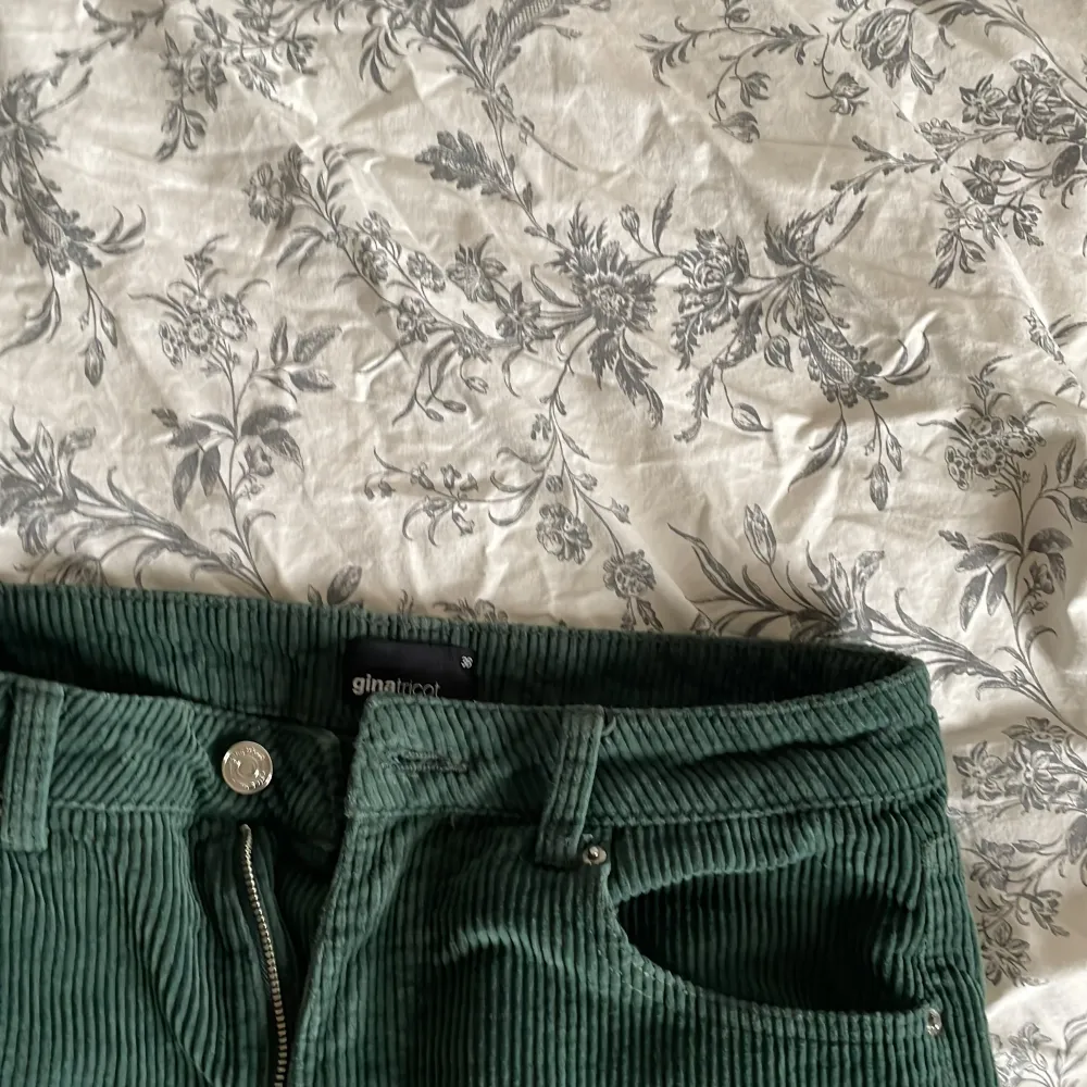 Sparsamt använda manchester-byxor köpta på Gina Tricot. Säljer pga för korta på mig som är 179 cm lång, men så fina!🧡🧡Stl 36 80:- + 20:- frakt (kan även mötas upp i Jönköping). Jeans & Byxor.