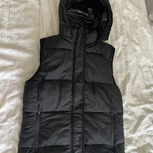 Väst - Pufferväst, så varm och skön! 🤍 fint skick, knappt använd💗 de är storlek xs men passar upp t L skulle jag säga 💗