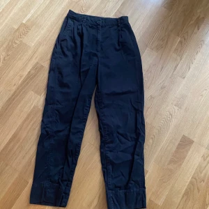 Byxor Weekday - Svarta snygga byxor från weekday! Passar bäst för personer runt och under 160 de där är rätt korta i benen. Säljer för 150 + frakt!