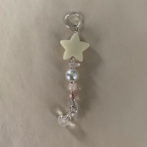 mae: Belle. nyckelring/ annat - En enklare nyckelring, kan användas till annat <3 du kan även köpa båda nyckelringarna tillsammans. Pris bestämmer vi tillsammans + 13kr frakt 💗 Vill du ha en gullig satin påse blir det typ 4kr extra. Du kan se påsen på första kollektion inlägget <3