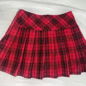 Nu kan världens sötaste kjol bli din! I perfekt skick och jag har aldrig använt den då den är för liten. Priset kan diskuteras.❤️❤️