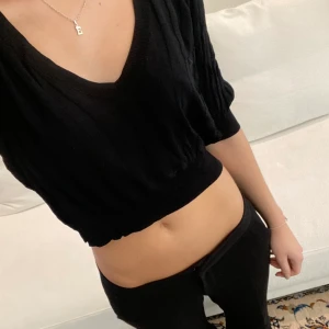 Zara topp - Svart lite croppad topp från Zara i storlek M! Ribbad i materialet (syns bättre på bild 2)💕