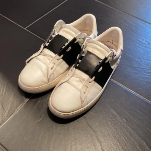 Valentino rockstud str 42  - ⚡️Säljer valentino rockstud. Använda ca 6 månader. Cond 7/10. Går med på byten. Priset prutbart. Köparen står för frakt (59kr) ⚡️