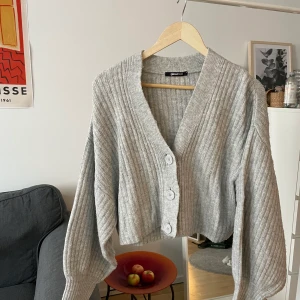 Stickad kofta - Ljusgrå supermysig kofta från Gina Tricot. Använt men fint skick! 🤍