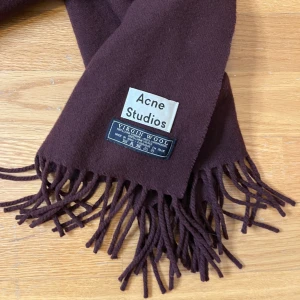 Acne Studios halsduk!  - Superlång och mysig Acne Studios halsduk.  Längd: 180 cm  Bredd: 70 cm 