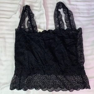 En svart spetstopp - En jättefin svart spetstop som är jättemysig. Är i storlek XS/S.  Köparen står för frakten ❤️