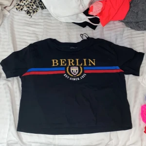 Svart t-shirt med tryck - En jättefin svart tröja som har ett tryck. Är i storlek XS. Köparen står för frakten ❤️