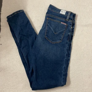 Hudson - Ett par lågmidjade hudson jeans som är skinnet jeans, aldrig använda. De är i storlek 36 (27) tror jag. De är i bra skick. Priset kan diskuteras.