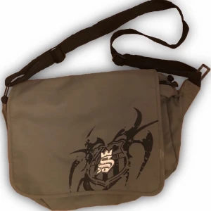 Cool väska🫶 - Säljer en cool väska då den inte kommer till användning! Rymlig och passar bra som t.ex skolväska🙌 Hör av dig vid frågor! ❗️Lägger upp ny annons pga oseriösa köpare❗️