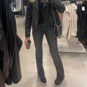 Låg/mid waist jeans tall - Helt nya gråa jeans från ONLY tall med låg/mid waist, tall längd 36 med slits💫 Lägger sig superfint över skorna. Går också att klippa av om man är kortare💗 helt oanvända, nypris 550kr.