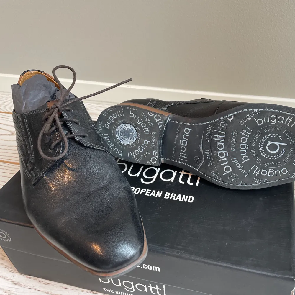 Superfina Bugatti skor i läder, storlek 42. Knappt använda, se sula.. Skor.