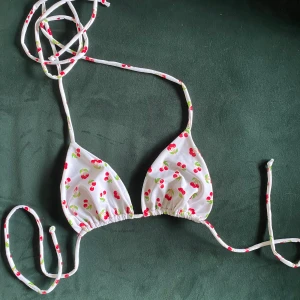 Bikini  - Söt ny bikini med snörning runt midjan. Går bra att köpa min andra bikini (se min profil) tillsammans för 250 kr. 