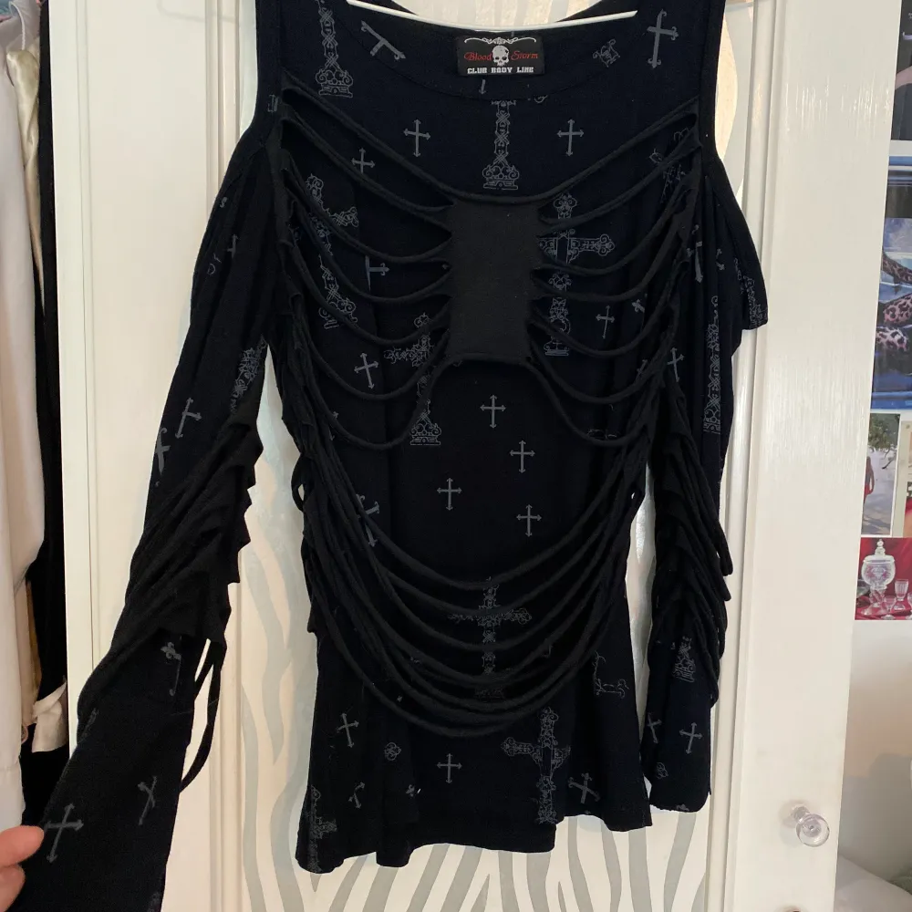 !! Skriv innan du klickar på Köp Nu !! Unik tröja från body line, köpt från en på facebook marketplace som köpte den i Japan. Kommer inte till användning tyvärr så därför sälja den nu. Skjortor.