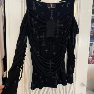 !! Skriv innan du klickar på Köp Nu !! Unik tröja från body line, köpt från en på facebook marketplace som köpte den i Japan. Kommer inte till användning tyvärr så därför sälja den nu
