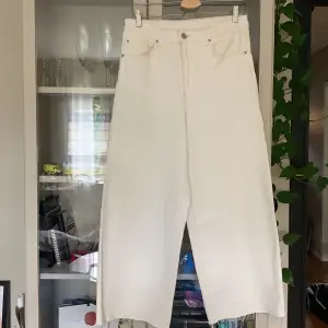 Vita, vida jeans från HM, sparsamt använda💕 Kläderna är utsorterade och kan därför inte erbjuda bilder med dem på❤️