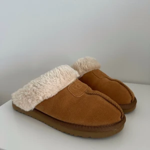 Uggs tofflor - Säljer mina Ugg’s tofflor. Är osäker på om de är äkta. De är i jättebra skick, knappt använda! Normala i storleken.