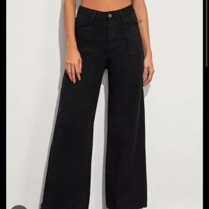 Svarta jeans  - Svarta jeans ifrån shein med klippt kant nedtill,  aldrig använda.  Strl S 