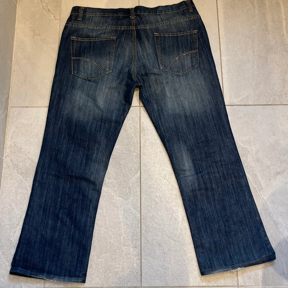 Snygga bootcut jeans, byxorna är aldrig använda, säljer pga de ej kommer till användning. Köparen står för frakt. SKRIV TILL MIG INNAN DU BETALAR. Jeans & Byxor.