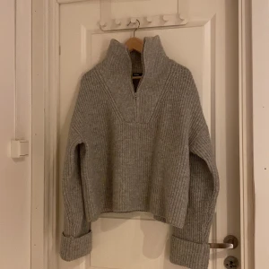 Grå stickad tröja - Säljer min gråa stickade tröja från bikbok i storlek L. Den är ej så stor i storlek, funkar perfekt för dig som är storlek M/L vanligtvis. Supermysig, inte alls stickig och hög krage. Perfekt till hösten och vintern. Denna tröja har hållt mig varm❤️