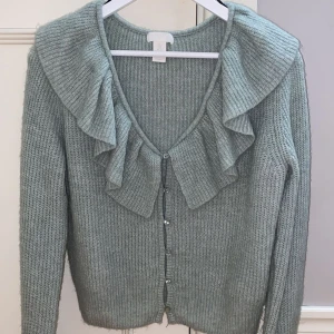 Gullig kofta. - Supergulliga kofta från H&M. Knappt använd så nyskick. Storlek S. Säljer för 100kr💕