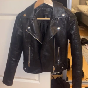 Skinnjacka - Svin snygg skinnjacka, köpt från vero Moda för 599 säljer för 400 använd max 5 gånger så den är i toppskick, frakt ingår  på 59 kr☺️☺️