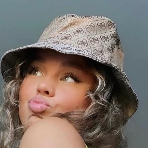 GUESS Bucket hat  - Använd 1 gång på bild. Säljer denna fina bucket har för att jag inte fått någon större användning för den. Kan mötas upp om ni bor i gbg