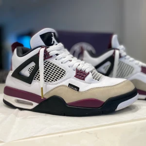 Jordan 4 PSG  - Jag säljer ett par Jordan 4 PSG i storleken 45 men dom passar även 44. I köpet ingår även box och ett par extra skosnören. Skorna är använda i ungefär 3 månaders tid. 