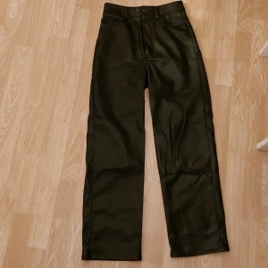 Läder byxor  - Ett par läderbyxor från h&m i storlek 36. Jag har knappt andvänt dem och de är i finnt skick. Byxorna har lite förkorta ben för mig som är ca 171cm lång. 