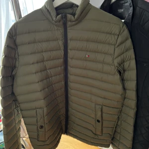 M - Säljar en fin tommy hilfiger jacka
