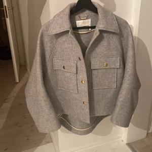 Chloé jacka  - Super fin jacka från Chloé!  I strl 34 men passar nog upp till 38!  Jätte fint skick och välldigt dyr vid inköp, ≈ 13000 kr ny!   Grå men guld detaljer ✨